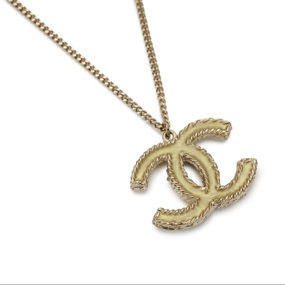 ⭐️ SOLD ⭐️ Authentic Chanel Gold CC Charm Necklace - Picture 7 of 10